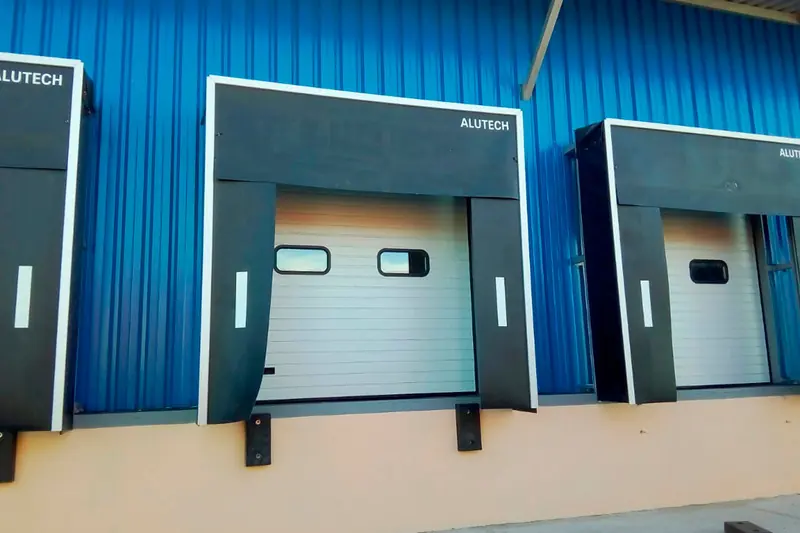 Ряд воріт ALUTECH K на фасаді синього ангара